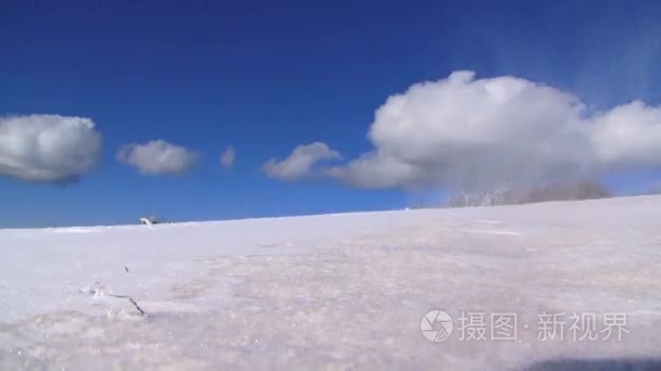 在暴雪期间在空中飞舞的雪视频