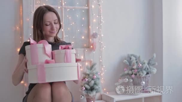 圣诞礼物箱的幸福小女人视频