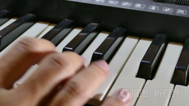 男子打碾键的钢琴合成器手视频