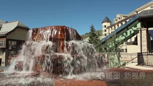 在山区城镇瀑布喷泉视频