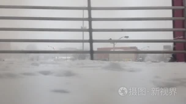 在暴风雪期间乘火车视频