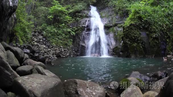 瀑布和小瀑布进天然游泳池视频