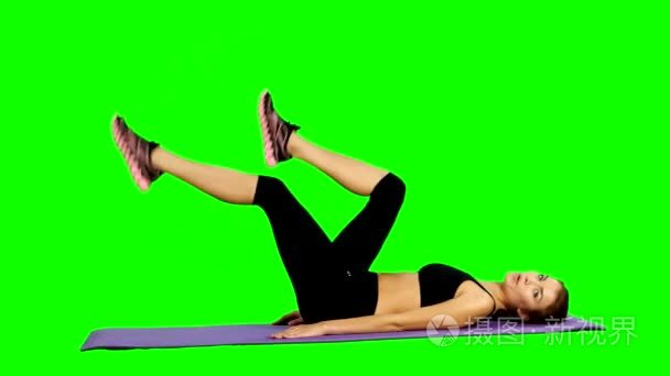 健身女人做强度锻炼腹部肌肉，健身房，绿屏