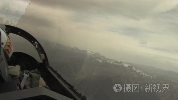 在飞行中的战斗机视频