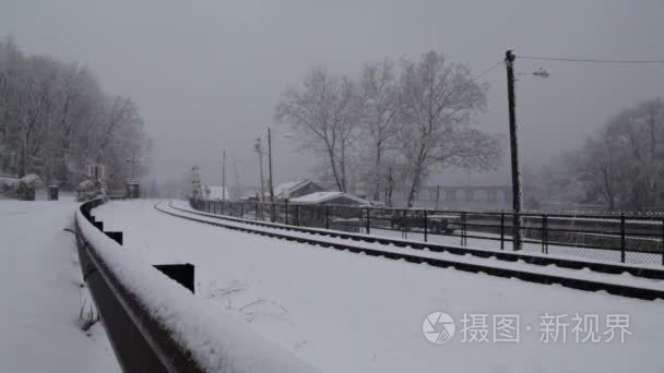 火车铁轨在暴风雪期间视频