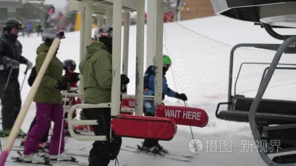 滑雪者在滑雪缆车