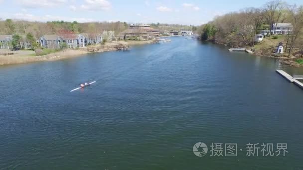 索格塔克河沿岸的串联赛艇视频