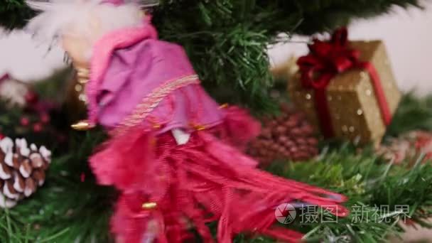 装饰的圣诞树女巫娃娃玩具视频