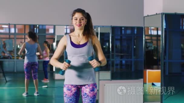 在健身房训练的性感女人视频