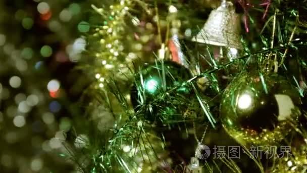 老式圣诞节装饰树上