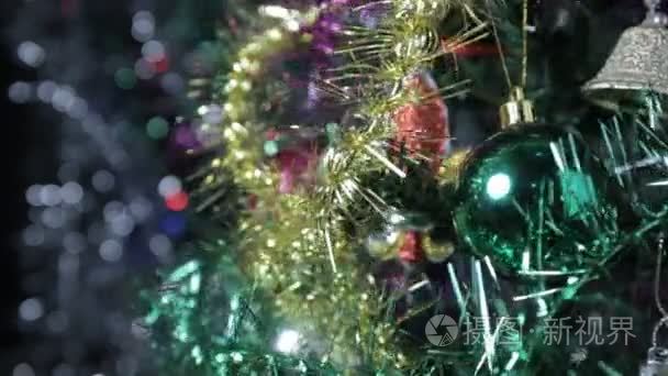 老式圣诞节装饰树上