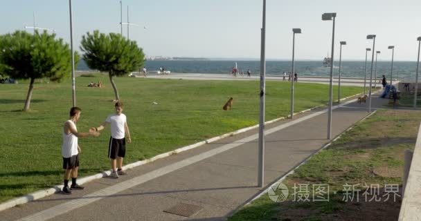 两个年轻的跑酷运动员展示技能视频