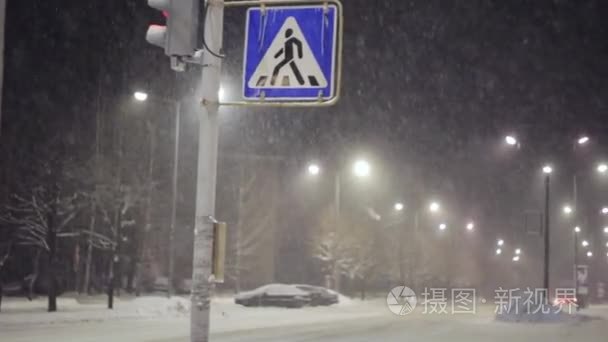 在暴风雪期间的人行横道标志视频