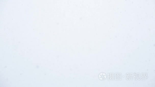 在空白的天空的雪花视频