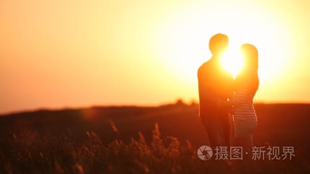 在领域在夕阳拥抱恋人视频