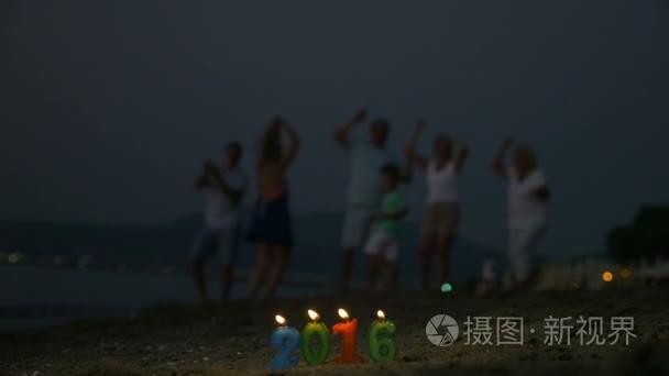 在海滩上的新年庆祝活动视频