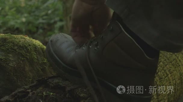 男子鞋上绑鞋带视频