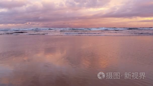 海滩风景夕阳的海洋与海岸海滩上的海浪