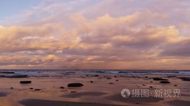 海滩风景夕阳的海洋与海岸海滩上的海浪