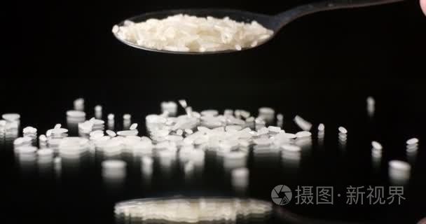 原料稻米落在反射表上视频