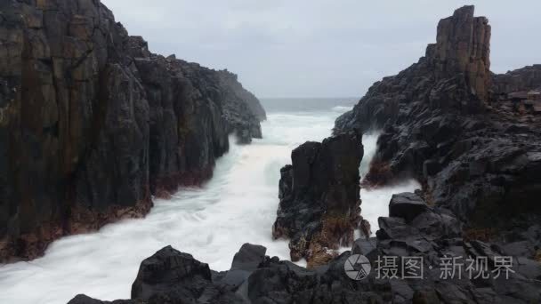 暴风雨海浪对岩石梦幻海景视频