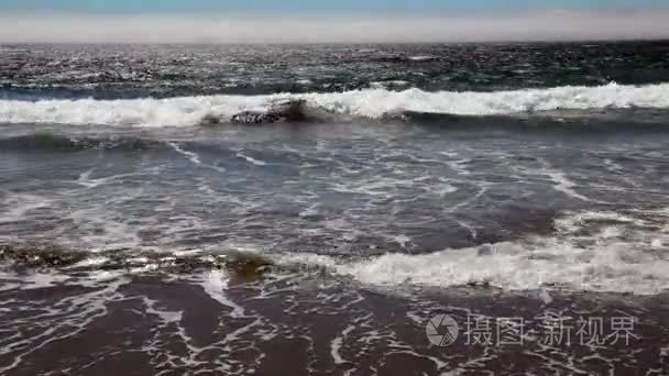 海浪拍向上填充框架的海滩上