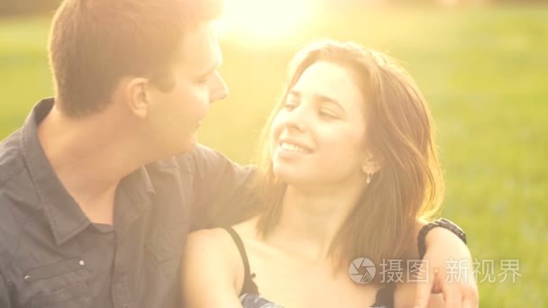 有吸引力快乐年轻白人男性女性夫妇爱一起日落