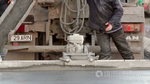 水泥混凝土浇筑成停车场建设为飞机的卡车