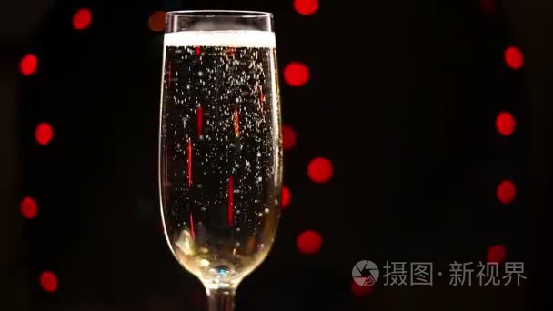 气泡里一杯香槟节日灯背景视频