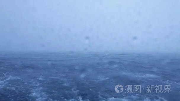 热带暴雨大风与海洋中的波视频