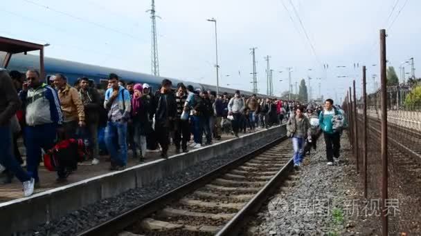 一批难民离开匈牙利