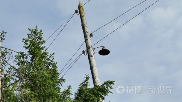 老式路灯在木制的路灯杆视频