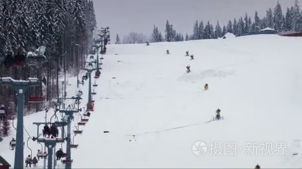 滑雪缆车在白雪皑皑的山坡上工作。游戏中时光倒流