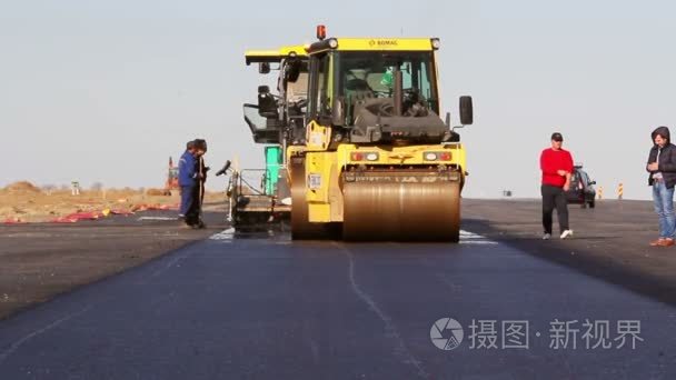 调配新鲜沥青路面的压路机视频