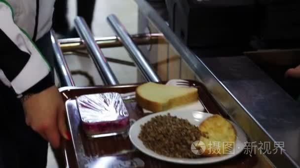 盘中的食物在一家快餐店收银员视频
