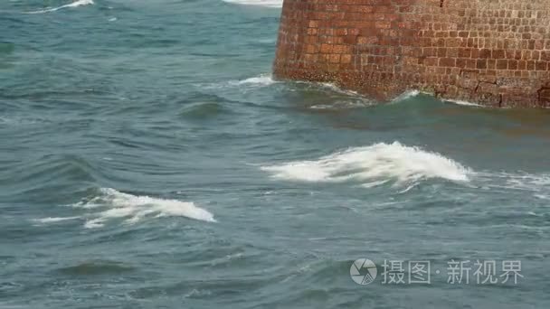 海浪冲击着石墙上视频