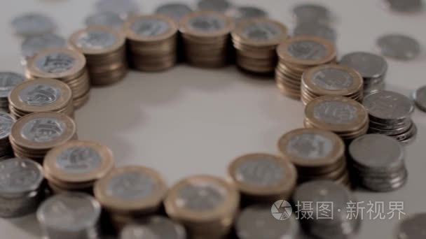 散落在桌子上的很多巴西硬币视频