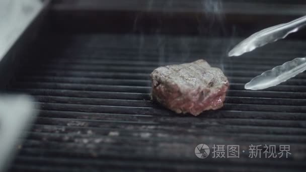 厨师烤牛肉烧烤和重新放置它视频