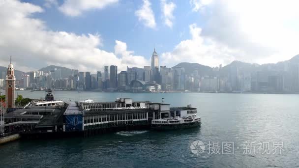 尖沙咀星级渡轮码头与蔚蓝的天空中 Hong 香港