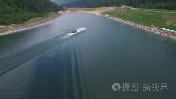 空中拍摄。水疗中心和极端的游戏，在山与湖。Bukovel 乌克兰视频