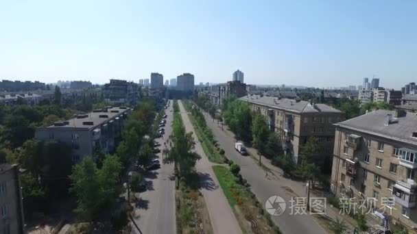 鸟瞰的住宅区内，房屋和交通在基辅。乌克兰