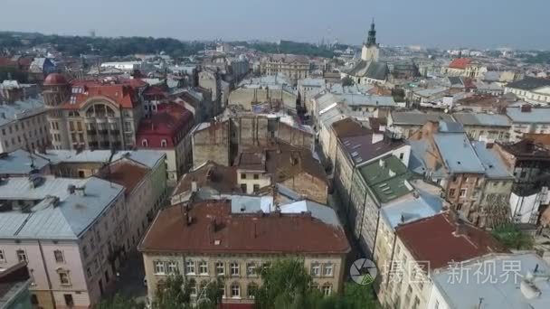 老城市航拍利沃夫，乌克兰。旧城的中心部分。欧洲城市。城市的人口稠密的地区。大会堂