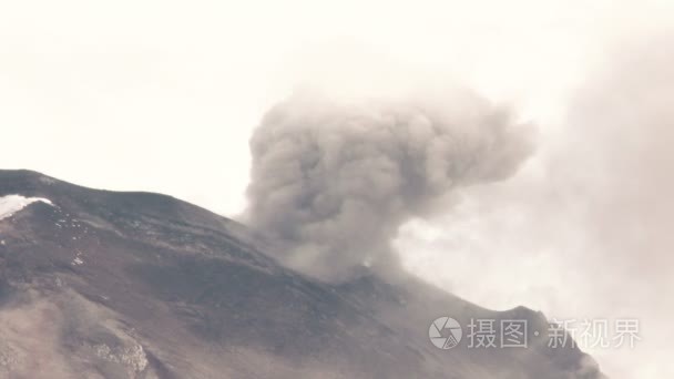 掠食性的鸟类飞行对火山爆发视频