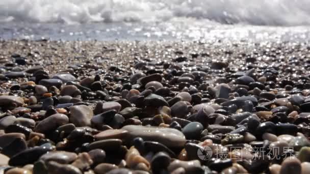 波浪的破碎。海冲浪