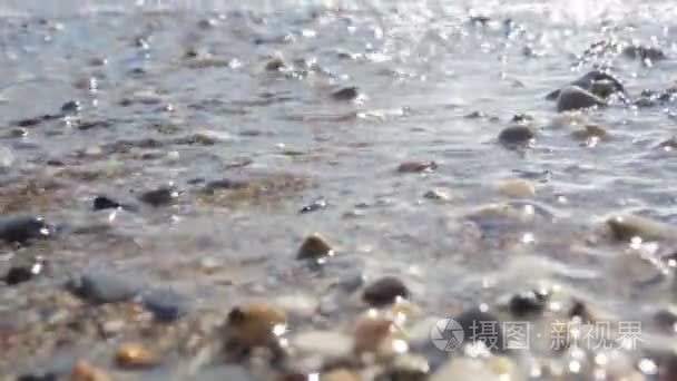 波浪的破碎。海冲浪