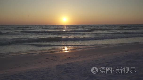 海浪轻轻地沿着海滩日落美景视频