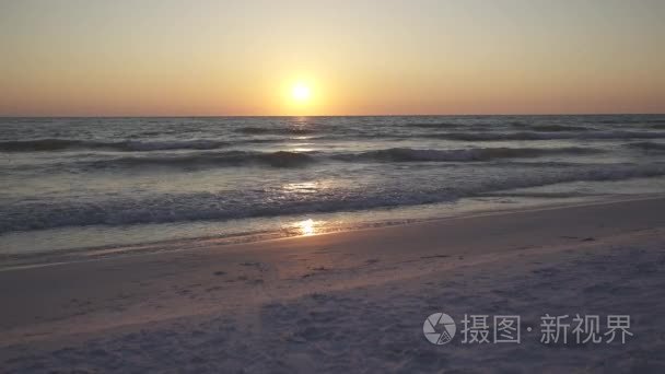 海浪轻轻地沿着海滩日落美景视频