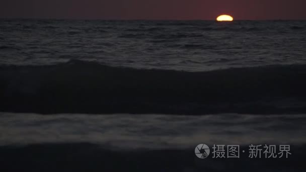 海浪轻轻地沿着海滩日落美景视频