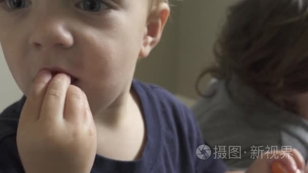 一个孩子喜欢的零食