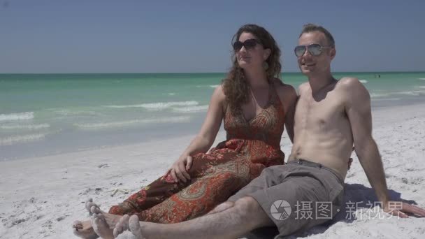一对情侣开心浪漫海滩度假村视频